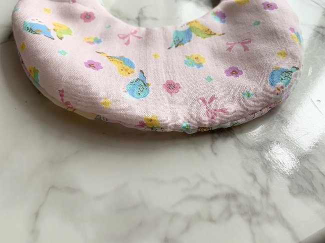 100均タオルを手縫いでスタイを手作りして赤ちゃんのよだれを拭く
